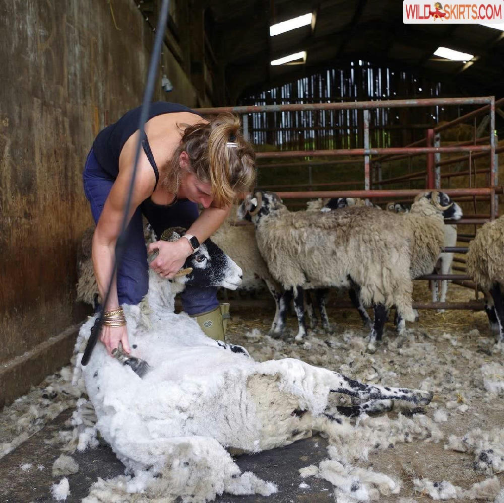 Amanda Owen / yorkshireshepherdess nude Instagram leaked photo #11