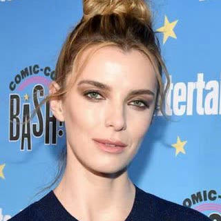 Betty Gilpin avatar