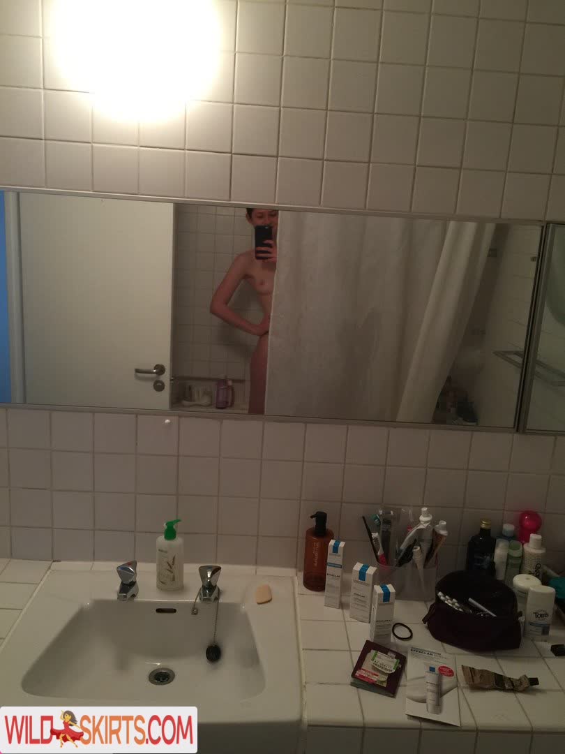 Bonnie Wright nude leaked photo #31