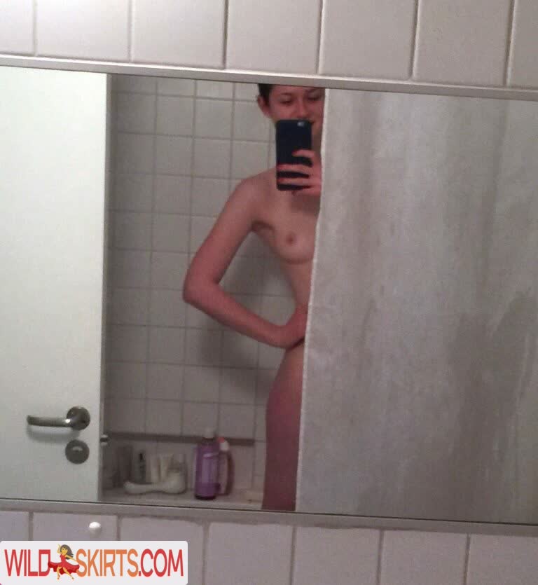 Bonnie Wright / thisisbwright nude Instagram leaked photo #20