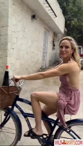 5 hot photos by Caity Lotz