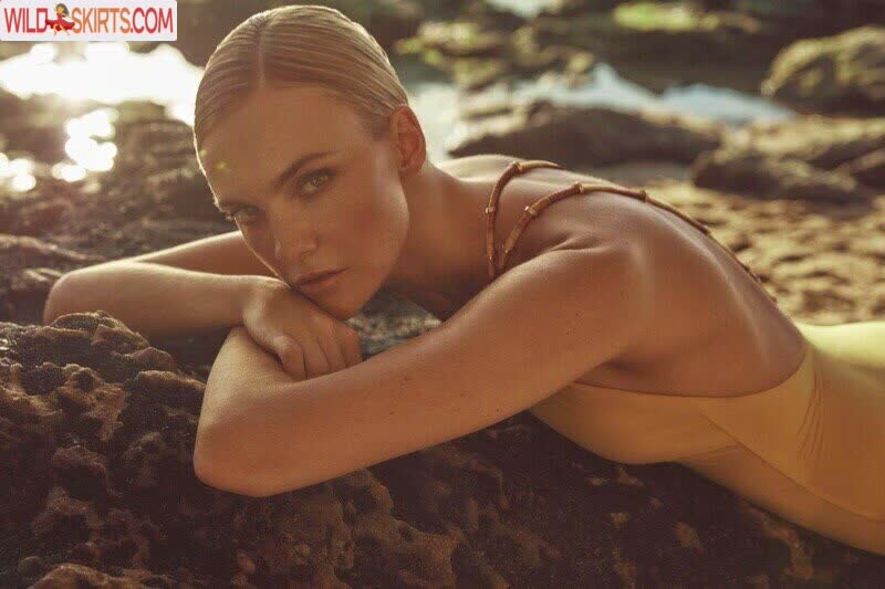 Caroline Trentini nude leaked photo #8