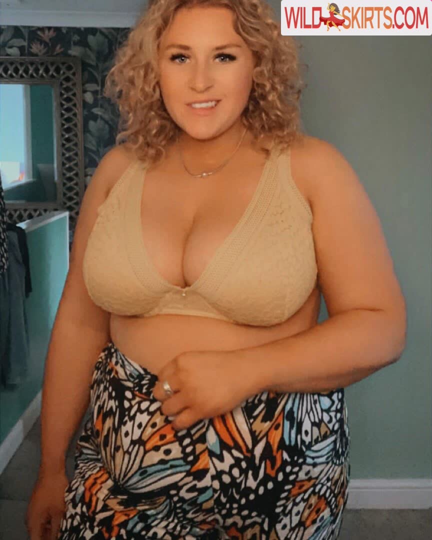 Curvy Abbii nude leaked photo #5