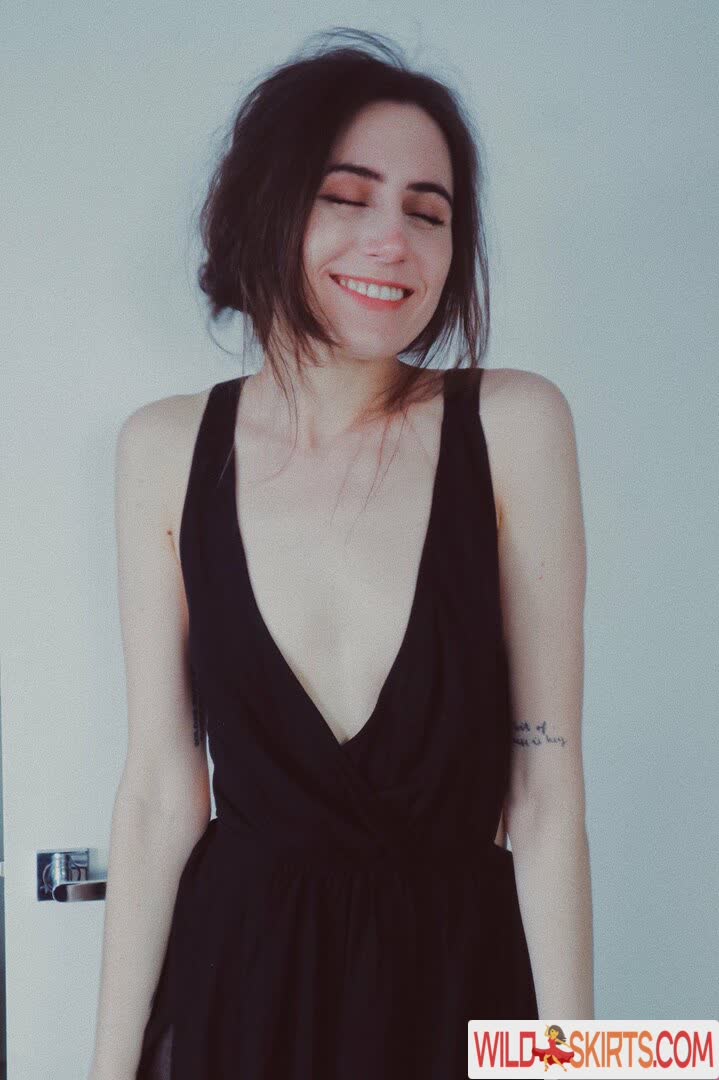 Dodie Clark / doddleoddle nude Instagram leaked photo #1