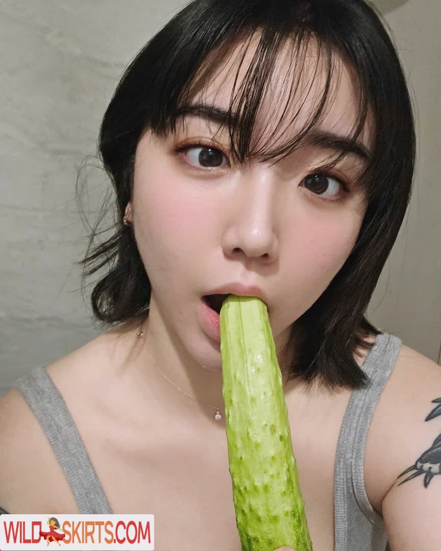 E_chi_h nude leaked photo #142