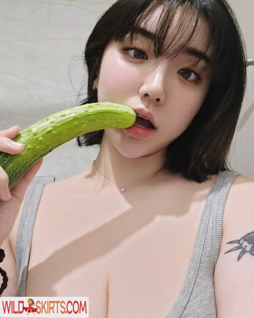 E_chi_h nude leaked photo #141