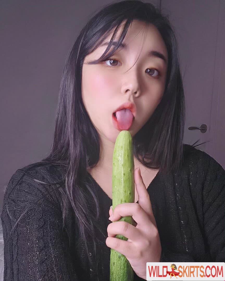 E_chi_h nude leaked photo #78