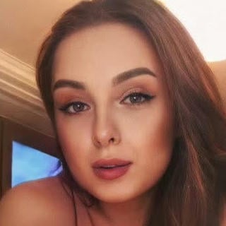 Elsa Jay avatar