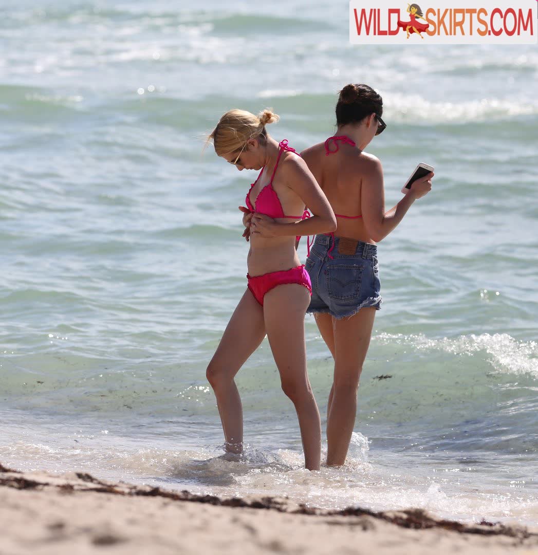 Emma Roberts nude leaked photo #6