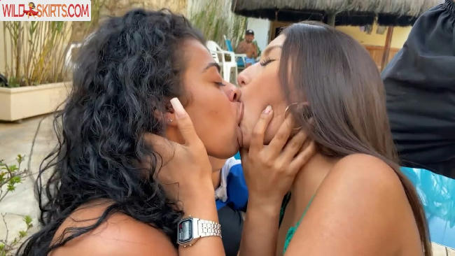 Girls Kissing avatar