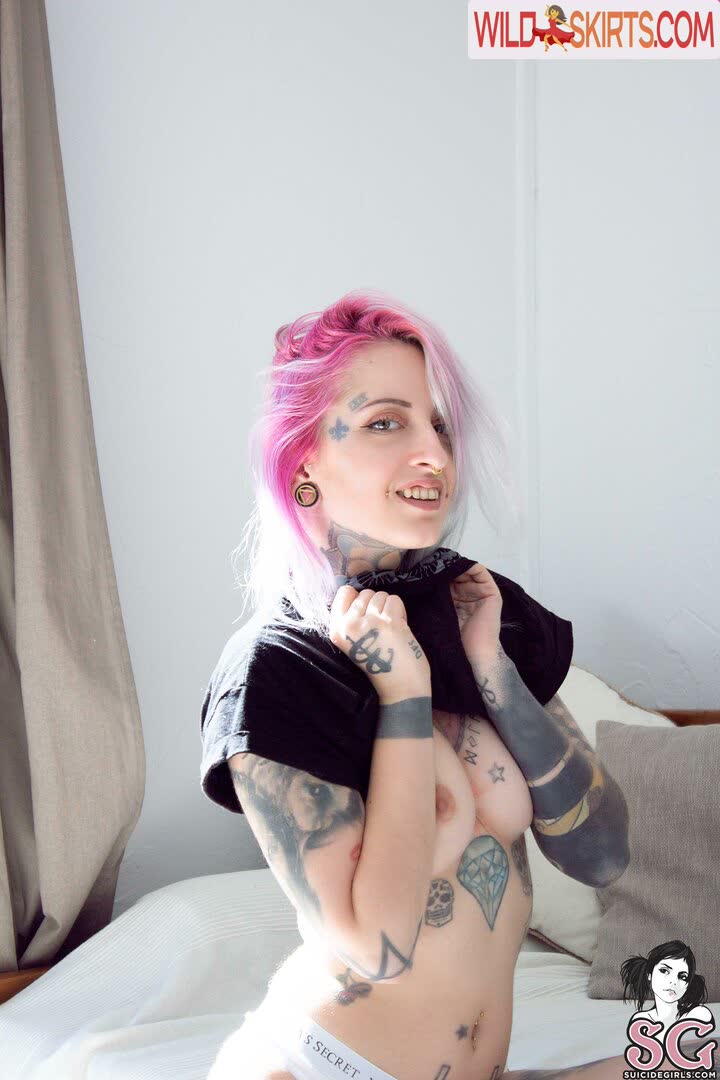 Gladycesuicide nude leaked photo #17