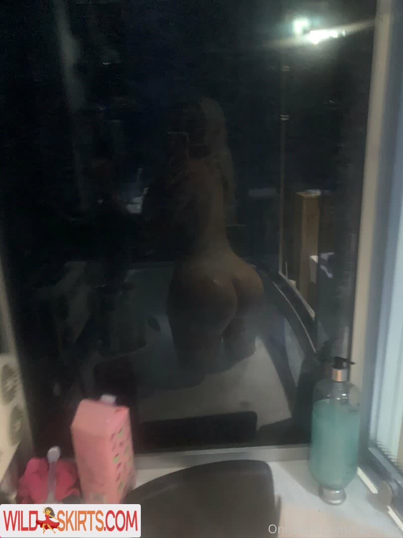 Hannah Shacklock nude leaked photo #20