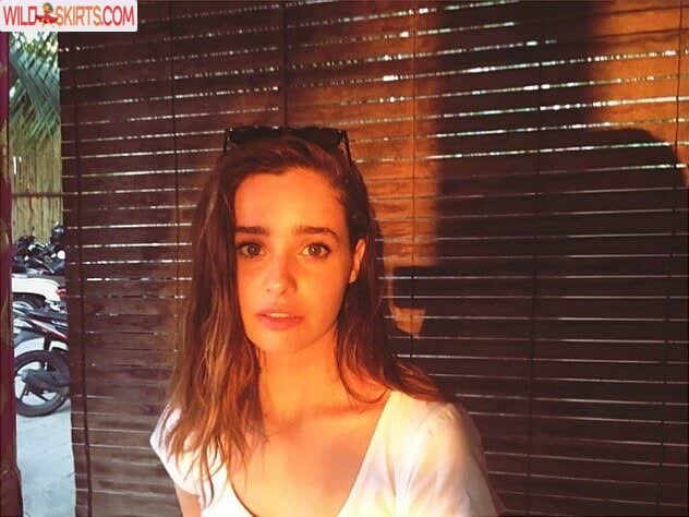 Holly Earl nude leaked photo #3