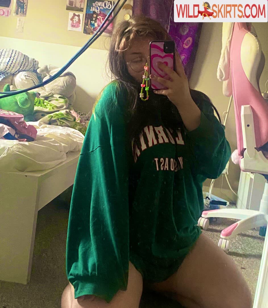 Holyhollyphoebe / holyhollyphoebe / shyphoebe nude OnlyFans, Patreon, Instagram leaked photo #6