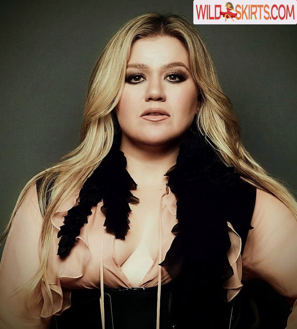 Kelly Clarkson nude leaked photo #12