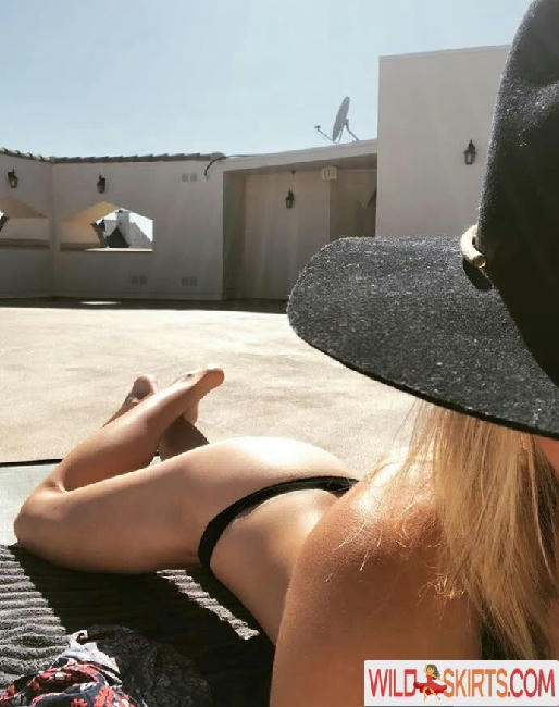 Laura Vandervoort / lauravandervoort nude Instagram leaked photo #56