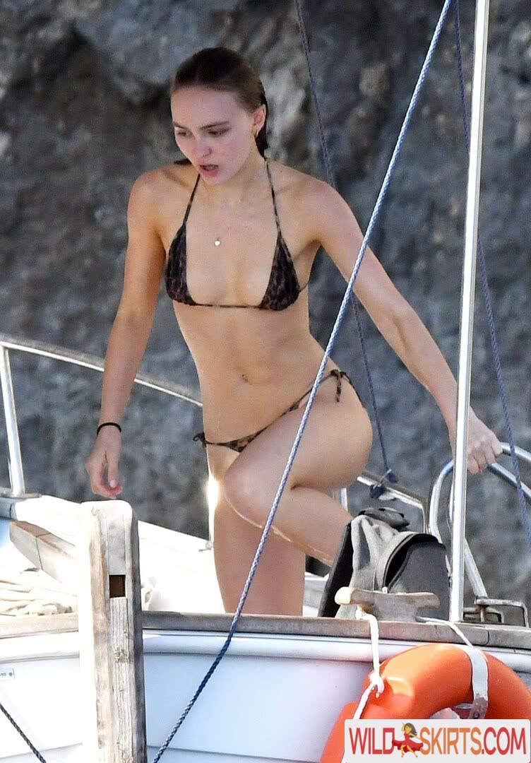 Lily-Rose Depp nude leaked photo #29