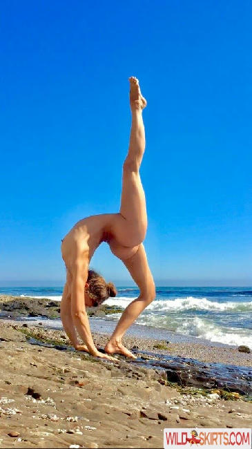 Liz Crosby / crosbabyb / lizcrosbyyoga nude OnlyFans, Instagram leaked photo #5