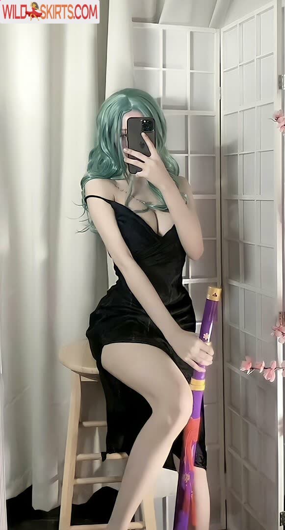 Lolaaasaur / animewifey_ / animewifey__ / louprival nude OnlyFans, Instagram leaked photo