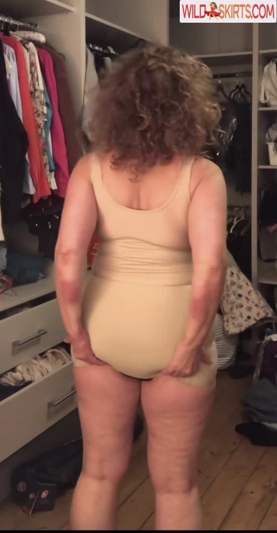 Nadia Sawalha nude leaked photo #22