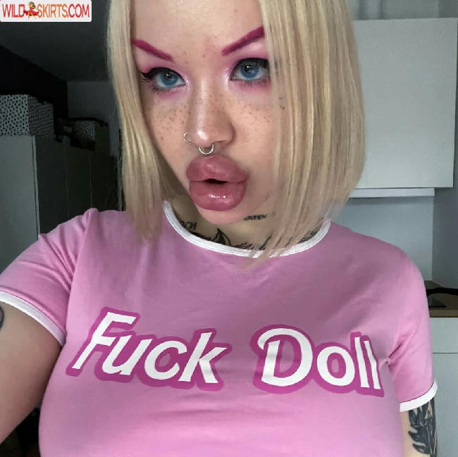 Nasty bimbo