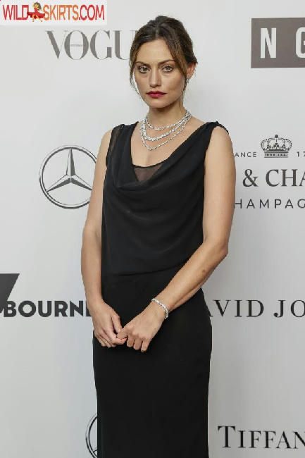 12 hot photos by Phoebe Tonkin