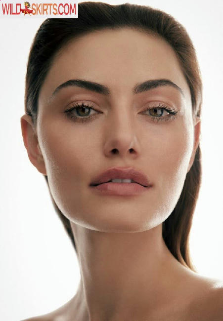 22 hot photos by Phoebe Tonkin