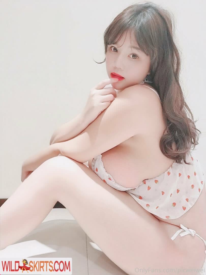 Picweiwei nude leaked photo #20