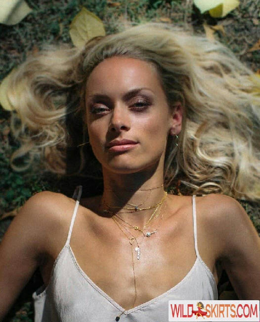 Rachel Skarsten / rachieskarsten nude Instagram leaked photo #4