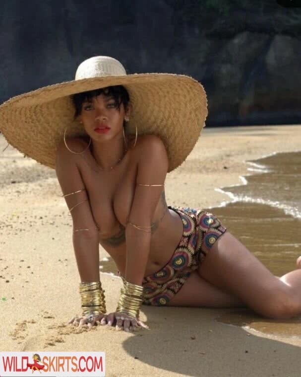 Rihanna nude leaked photo #137