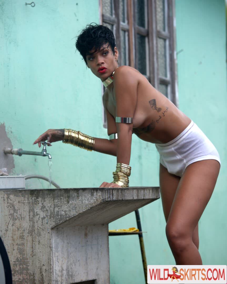 Rihanna nude leaked photo #173