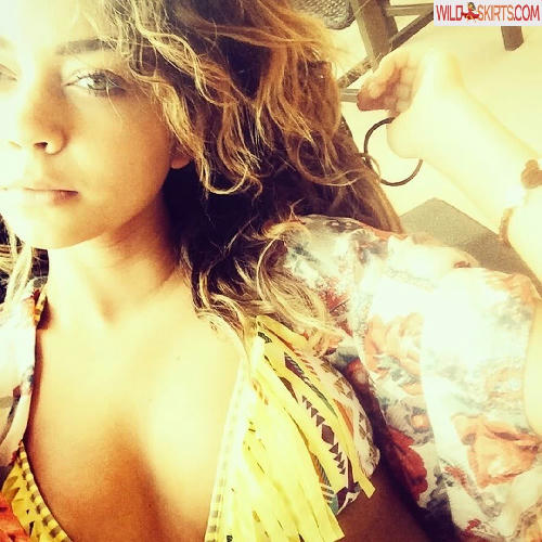 25 hot photos by Sarah Hyland