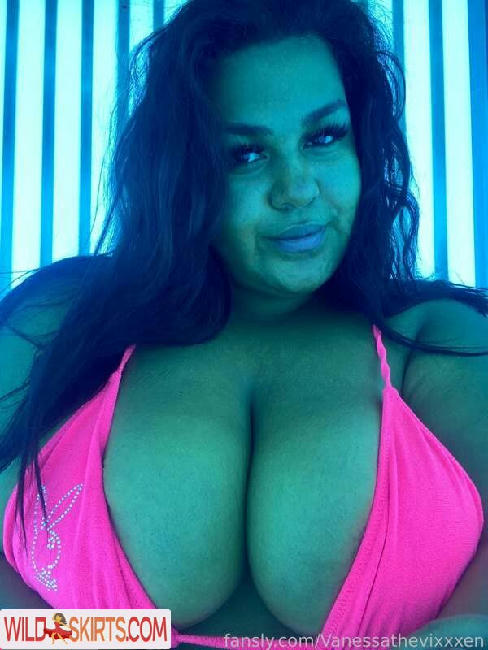 Vanessathevixxxen / Chubby Vee / aintnowifeyxo / aintnowifeyxoxo / servequeenv nude OnlyFans, Instagram leaked photo #3