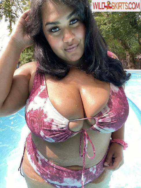 Vanessathevixxxen / Chubby Vee / aintnowifeyxo / aintnowifeyxoxo / servequeenv nude OnlyFans, Instagram leaked photo #9