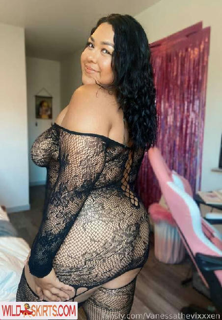 Vanessathevixxxen / Chubby Vee / aintnowifeyxo / aintnowifeyxoxo / servequeenv nude OnlyFans, Instagram leaked photo #10