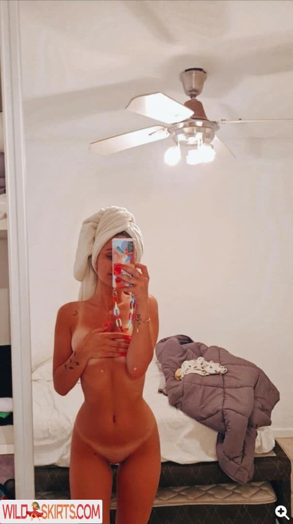 Zoe Caradzoglu nude leaked photo #6